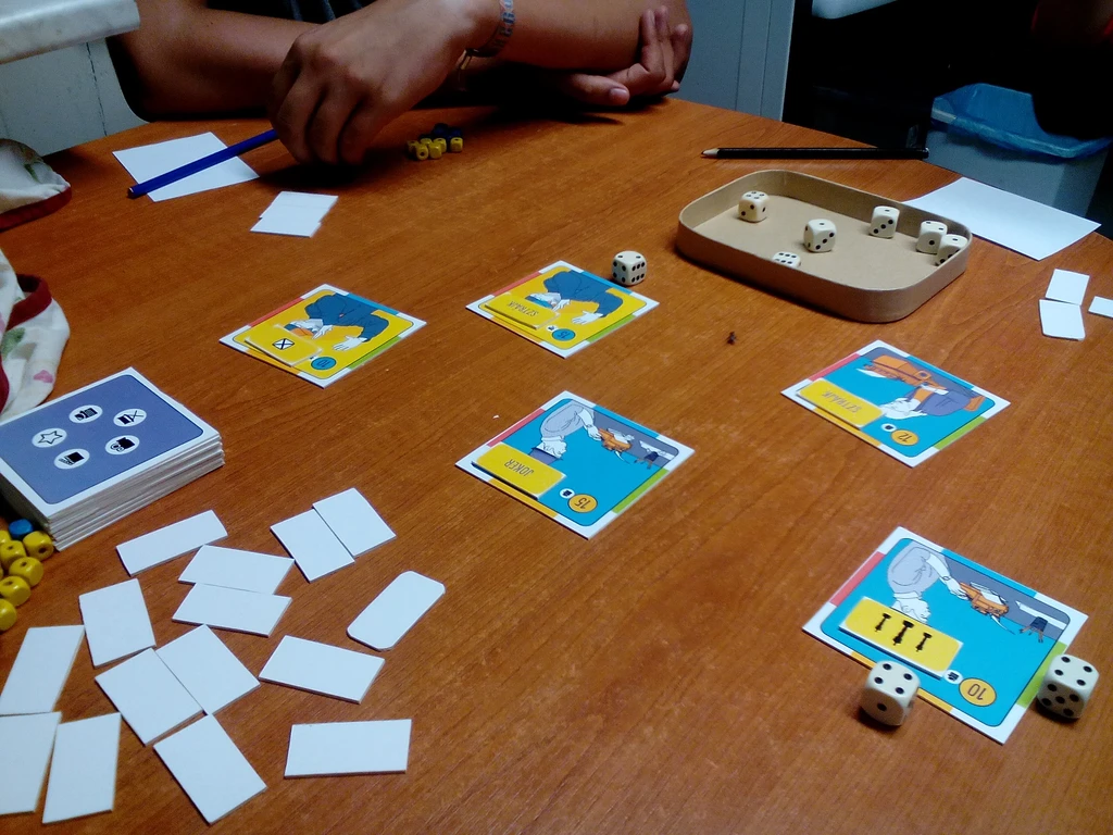 Gameplay de Producerek montrant les plans de film et les mécaniques de dés